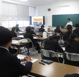 【食物栄養学科】給食受託会社の学内説明会を行いました